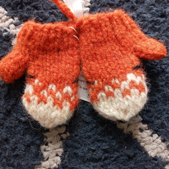 Baby wool fox mitts - Picture 2 of 2